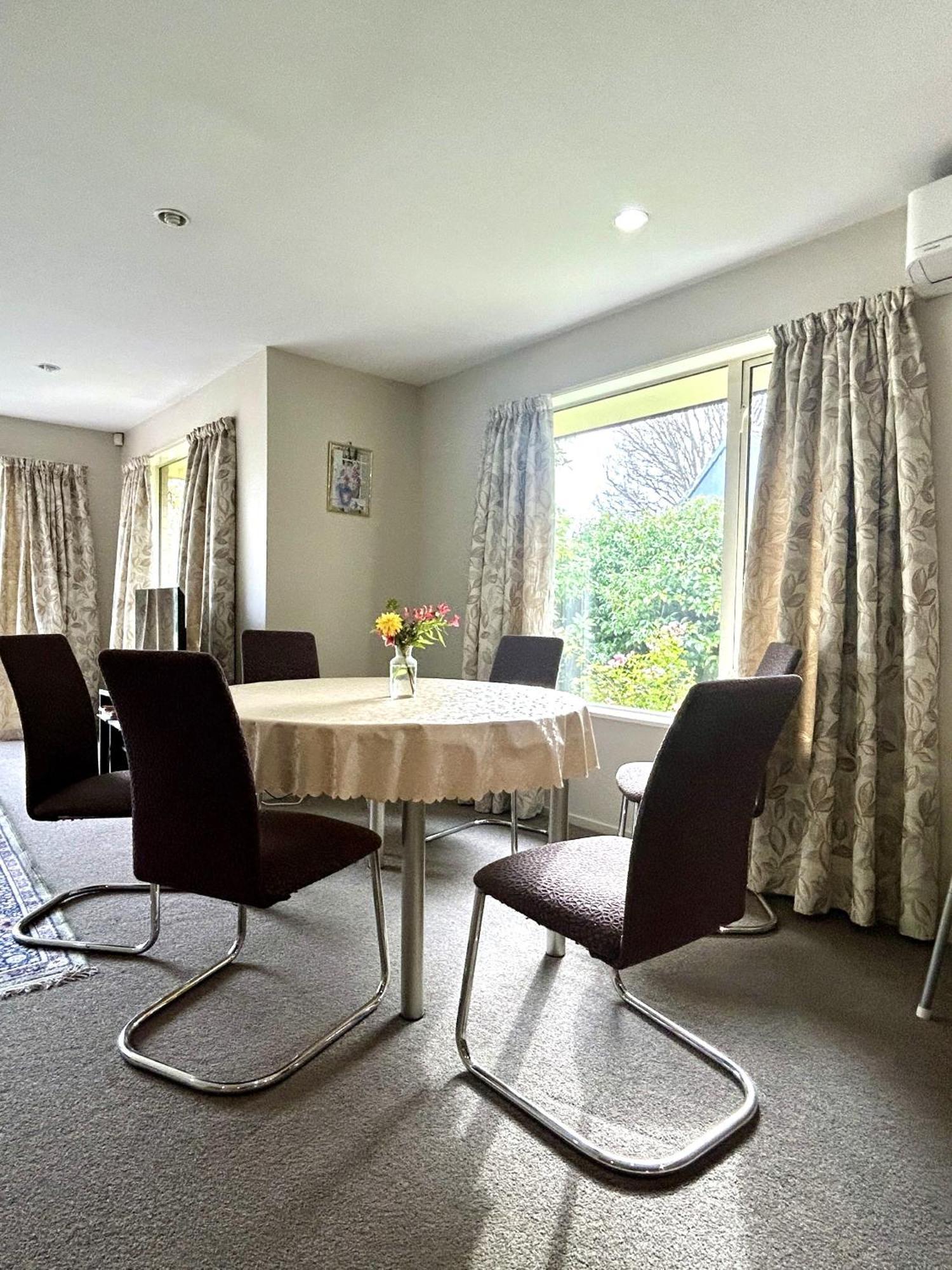 Sunny Garden Retreat - 3-br Near Mall, & Airport Villa *
